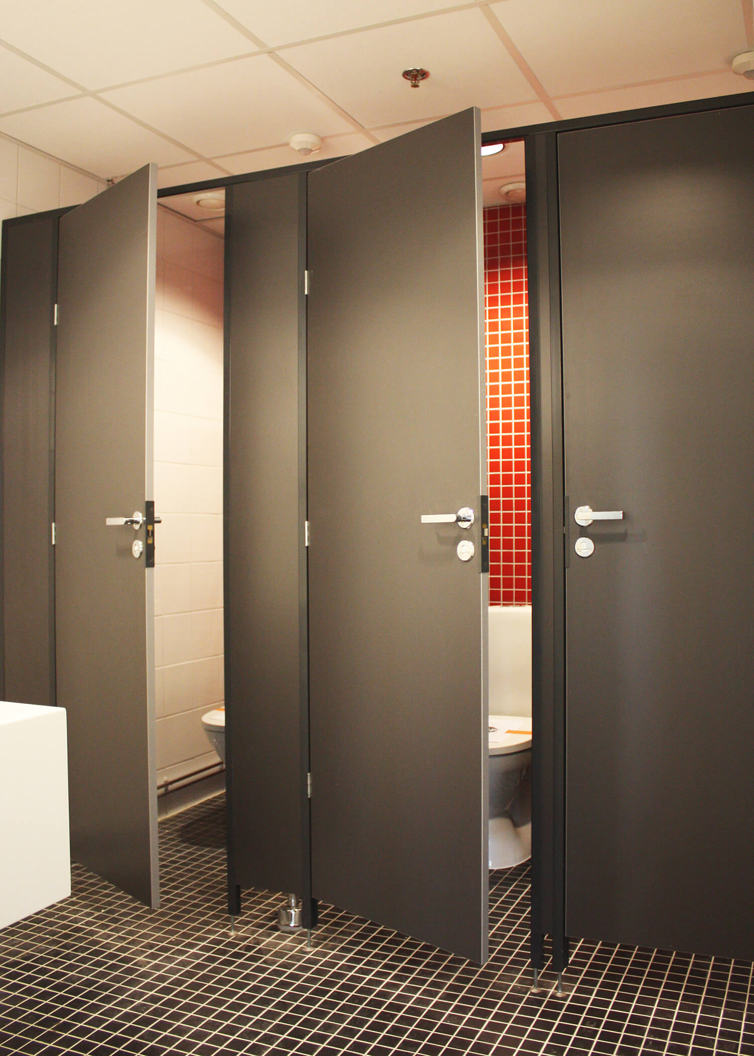Eltete LTT 24-toilet cubicle